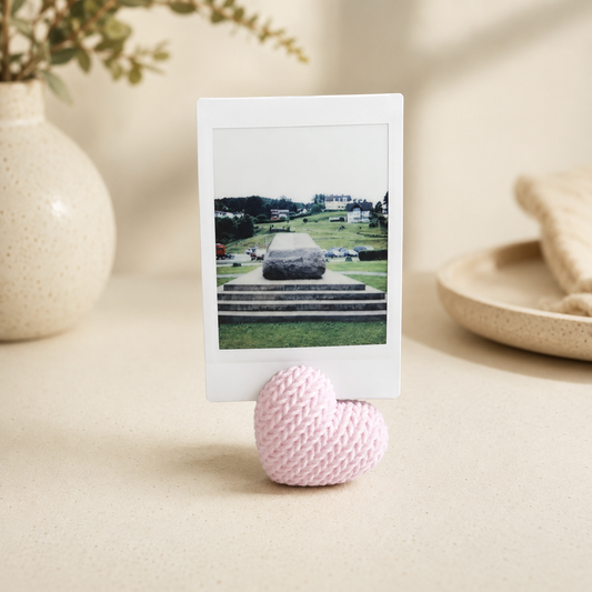 Porta-Foto Coração Tricotado – Suporte Decorativo para Polaroid, Foto e Lembrança Especial